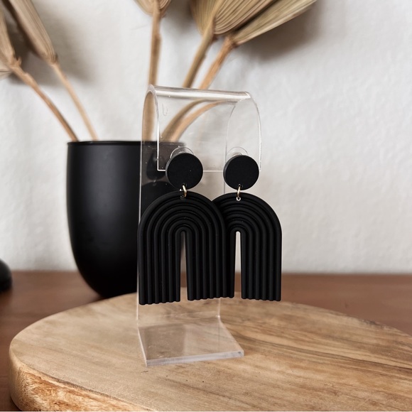 SOLD OUT ❌ MATTE BLACK GEOMETRIC DROP EARRINGS - Picture 3 of 4